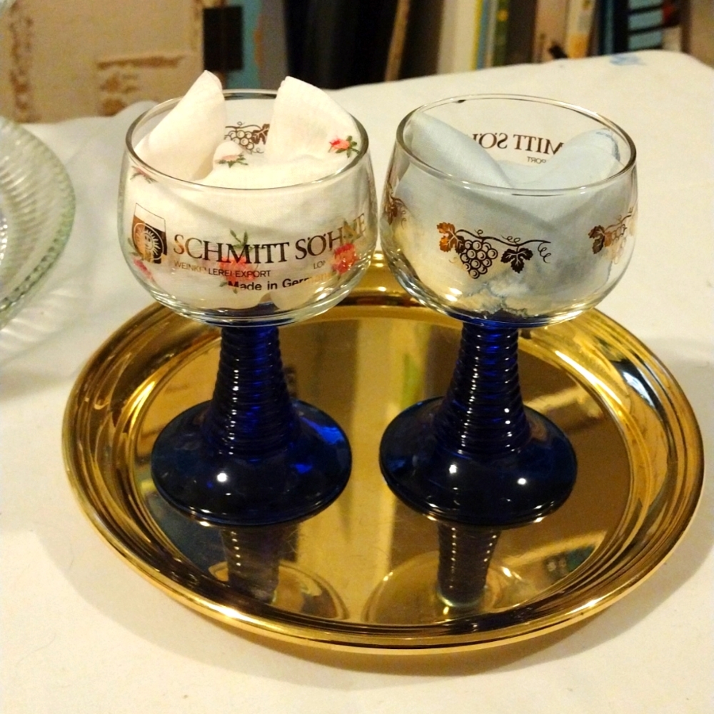 Set of 2 Schmidt Sohhne wine glasses with beehive design blue glass bottom